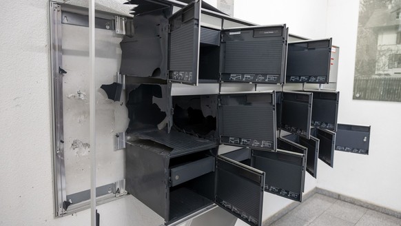 Vue des boites aux lettres ou un colis piege a explose dans le hall de l&#039;immeuble blessant grievement une fillette, ce mardi 26 novembre 2024 a Geneve. Une explosion est survenue, lundi, peu apre ...