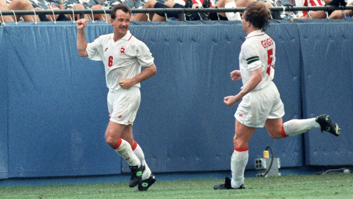 Der Schweizer Kapitaen Alain Geiger (rechts) feiert mit seinem Teamkollegen Georges Bregy nach dessen Freistosstor zum 1 : 0 gegen die USA am 18. Juni 1994 in Detroit an der Fussball-Weltmeisterschaft ...