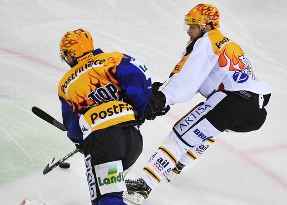 Die Tessiner Topskorer Linus Klasen, rechts, und der Bieler Topskorer Toni Rajala, links, kaempfen um den Puck beim Eishockeyspiel der National League A zwischen dem EHC Biel und dem HC Lugano am Frei ...