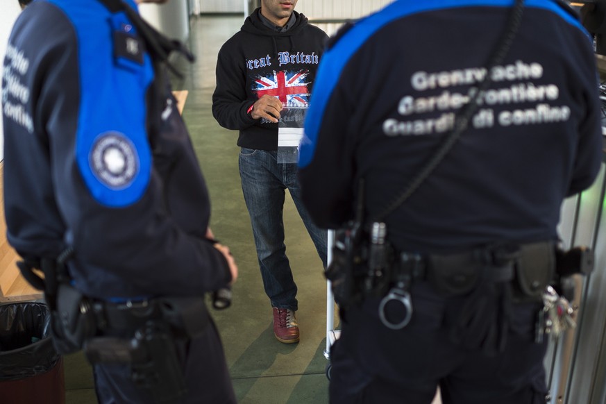 An der Schweizer Grenze in Buchs kommen immer mehr Flüchtlinge an.