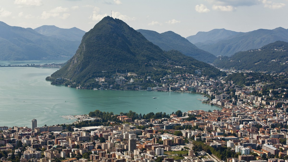 Lugano mit Lago di Lugano und San Salvatore am Freitag, 10. August 2012. (KEYSTONE/Alessandro Della Bella)
