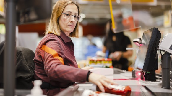 Die Verkaeuferin Stefania Kaufmann bedient eine Kundin bei ihrem Einkauf in der Migros am Limmatplatz, am Donnerstag, 17. Februar 2022 in Zuerich. Der Bundesrat hebt per Donnerstag fast alle Corona-Ma ...