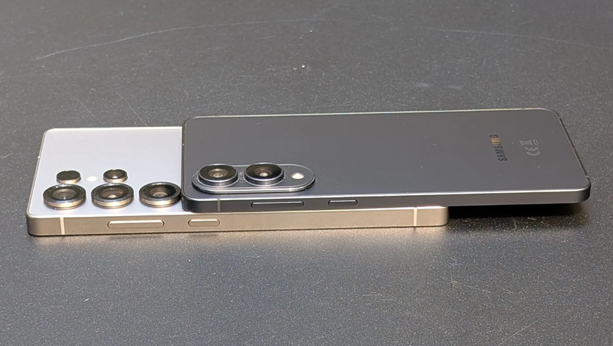 Zum Vergleich: Das Galaxy S25 Ultra (unten) ist deutlich schwerer und dicker als das neue Edge.