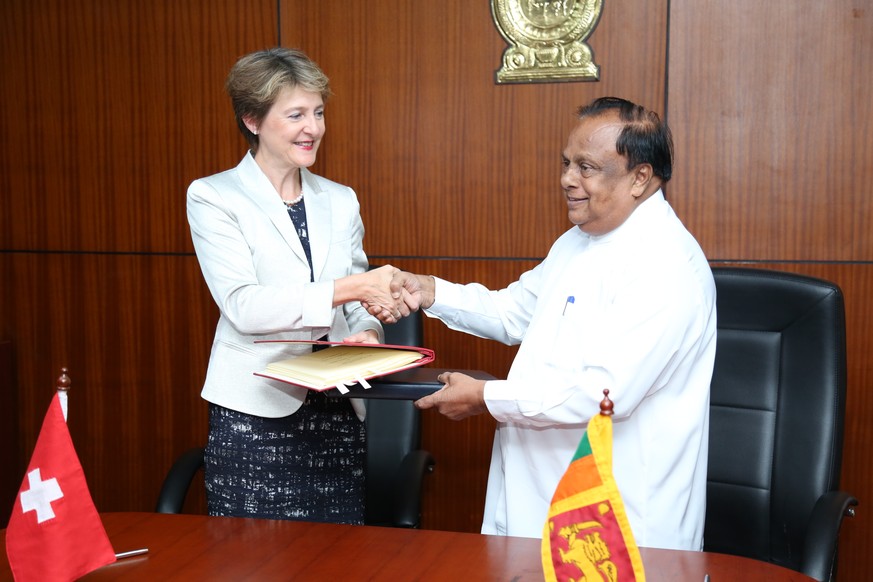 Bundesrätin Simonetta Sommaruga und der sri-lankische Innenminister Seneviratne Bandara Nawinne in Colombo.