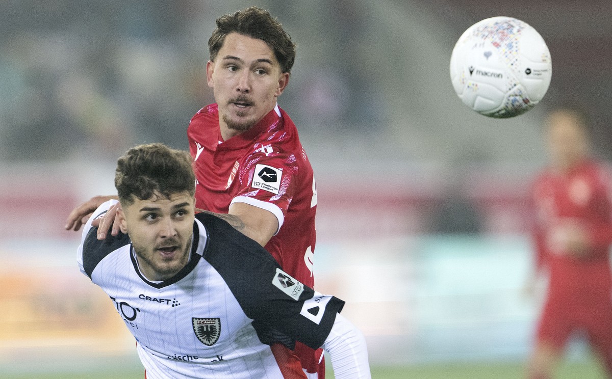 Marc Gutbub (FCT), rechts, kaempft um den Ball mit Izer Aliu (FCA) im Fussball Meisterschaftsspiel der Swiss Challenge League zwischen FC Thun, FCT, und Aarau, FCA, vom Samstag, 30. November 2024 in S ...