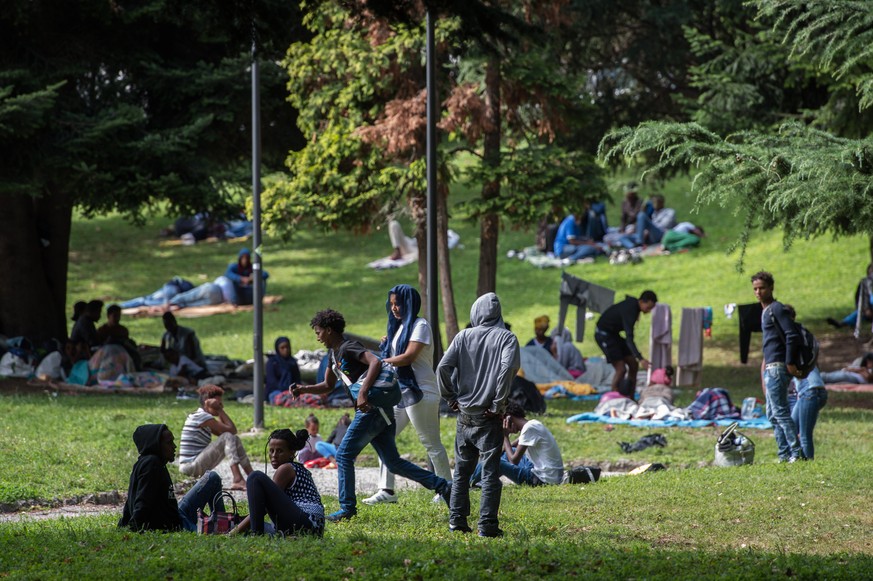 Flüchtlinge aus Eritrea haben sich in einem Park wenige hundert Meter vom Bahnhof von Como niedergelassen und warten auf eine Weiterreise in die Schweiz