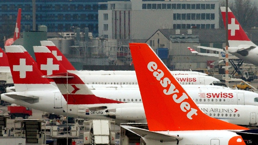 Flugzeuge von der Swiss, Easy Jet und Austrian Airlines parkieren am Donnerstag, 6. Maerz 2003, auf dem Rollfeld des Flughafens Zuerich Kloten. (KEYSTONE/Steffen Schmidt)