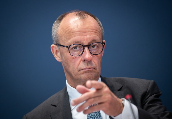 01.07.2024, Berlin: Friedrich Merz, CDU Bundesvorsitzender und CDU/CSU Fraktionsvorsitzender im Bundestag, wartet auf den Beginn der Sitzung des CDU-Bundesvorstands im Rahmen der zweit�gigen Klausur d ...