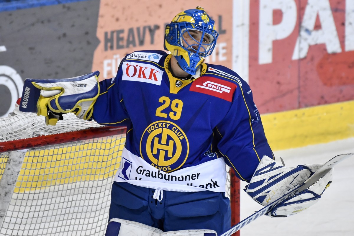 Der eingewechselte Davoser Torhueter Sandro Aeschlimann musste sich erst in der Verlaengerung geschlagen geben, im ersten Eishockey-Pre-Playoff Qualifikationsspiel der National League zwischen dem HC  ...