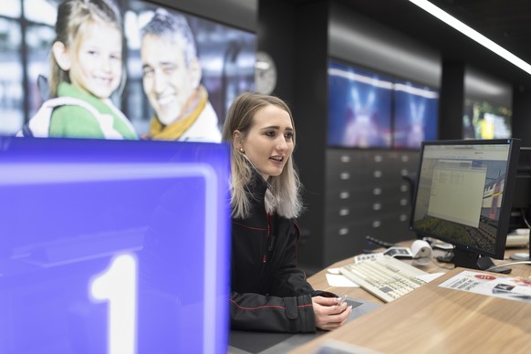 ZUM SBB-REISEZENTRUM IN ZUERICH OERLIKON STELLEN WIR IHNEN HEUTE, DONNERSTAG, 18. JANUAR 2018 FOLGENDES NEUES BILDMATERIAL ZUR VERFUEGUNG --- An SBB employee is working at a counter in the SBB Travel  ...