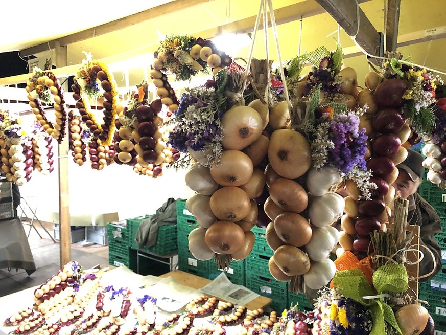 Zwiebeln ohne Ende: In Bern lockt der traditionsreiche Zibelemärit die Massen an.