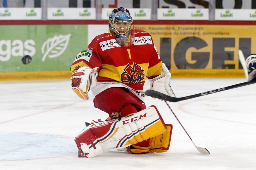 Biels Torhueter Jonas Hiller in Aktion im Eishockey Meisterschaftsspiel der National League zwischen dem EHC Biel und dem EV Zug, am Dienstag, 14. November 2017, in der Tissot Arena in Biel. (KEYSTONE ...