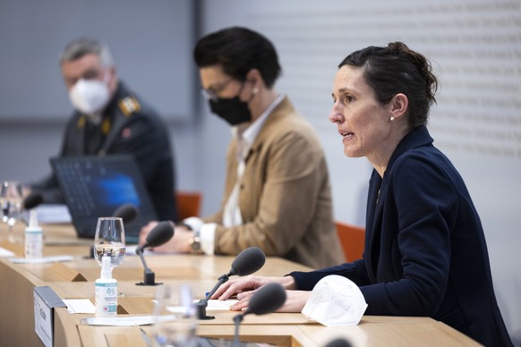 Tanja Stadler, Praesidentin, National COVID-19 Science Task Force, spricht waehrend einer Medienkonferenz zur aktuellen Situation des Coronavirus, am Dienstag, 11. Januar 2022 in Bern. (KEYSTONE/Peter ...