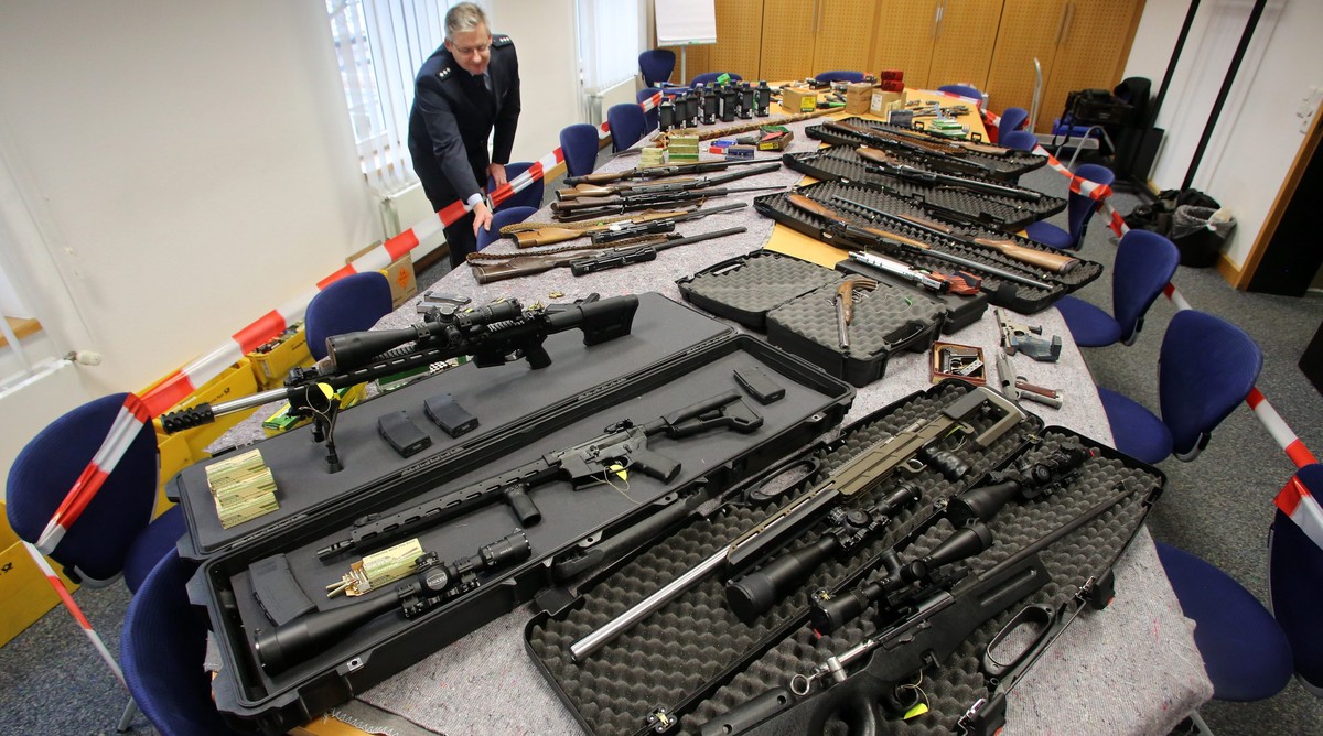 epa05634932 Police display weapons seized from the radical rightwing 'Reichsbuerger' (lit., 'Citizens of the Empire') group, in Wuppertal, Germany, 17 November 2017. Police officer ...