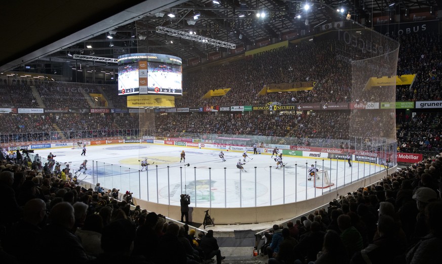 Zuschauer verfolgen das Eishockey Meisterschaftsspiel der National League zwischen dem SC Bern und dem EV Zug, am Samstag, 2. November 2019 in der Postfinance Arena in Bern. (KEYSTONE/Peter Klaunzer)