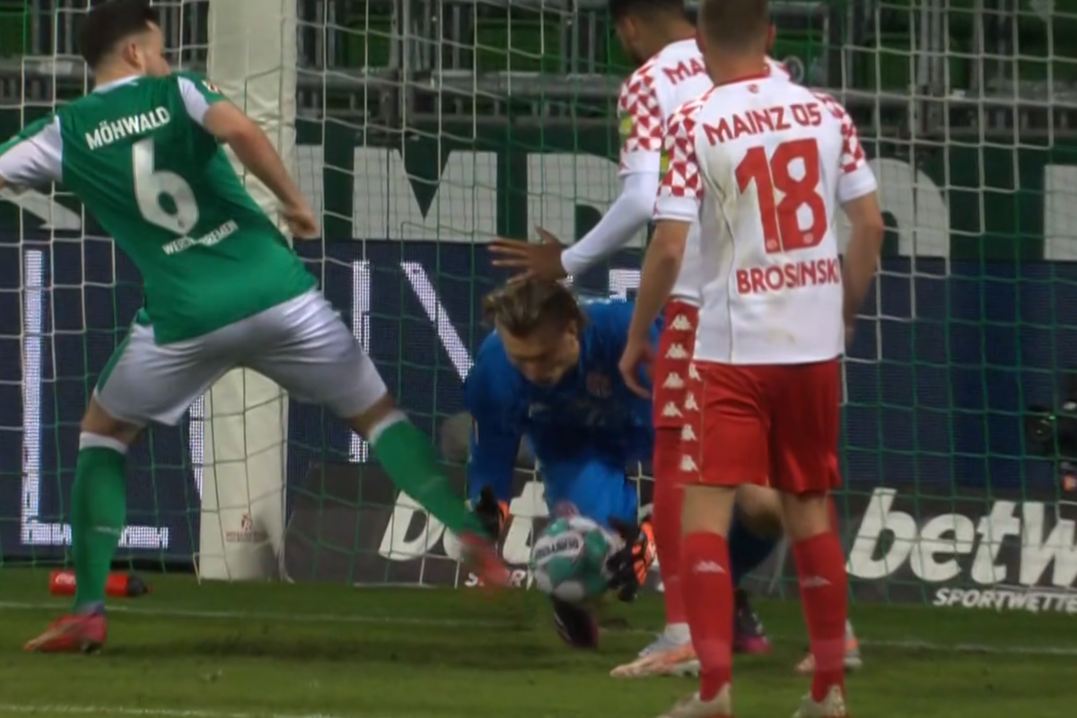 Als Kevin Möhwald den Ball trifft, scheint Robin Zentner nicht beide Hände am Ball zu haben.