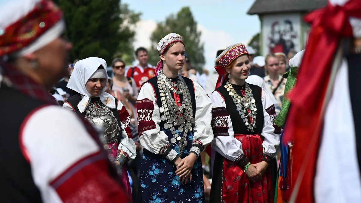 Des femmes sétos en costumes traditionnels lors d'une fête. Ce peuple, qui vit dans la région frontalière entre l'Estonie et la Russie, est déchiré par la guerre en Ukraine.