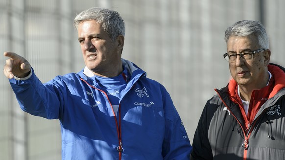 Stadelmann (rechts) verfolgt im Schatten von Natitrainer Petkovic das Training am Samstag in Wien.