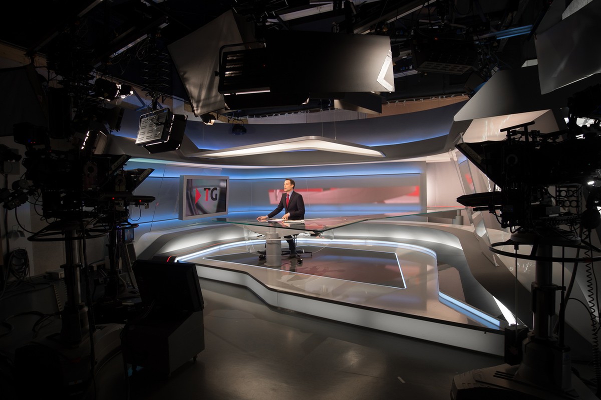 RSI-Nachrichtensprecher Gianmaria Giulini probt im Studio von RSI die Ausstrahlung der Nachrichtendung "Telegiornale", am Donnerstag, 2. November 2017, in Comano. Das Schweizer Stimmvolk wir ...