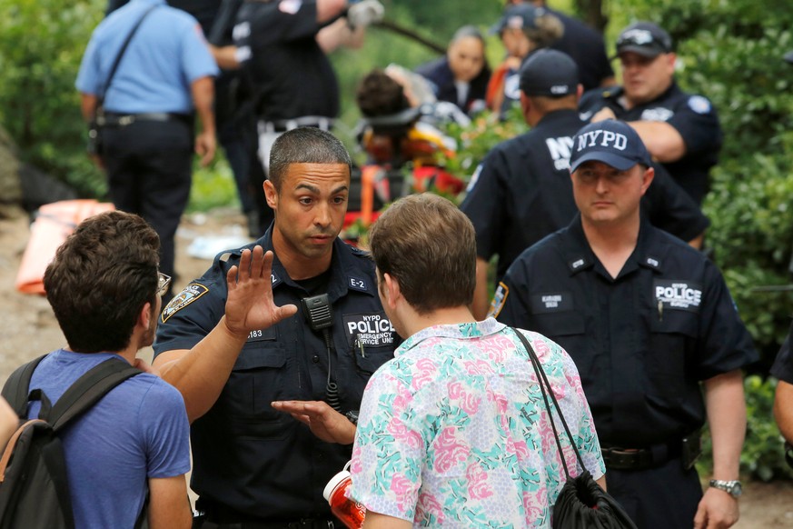 Mitglieder der New Yorker Polizei riegeln den Unfallort ab.