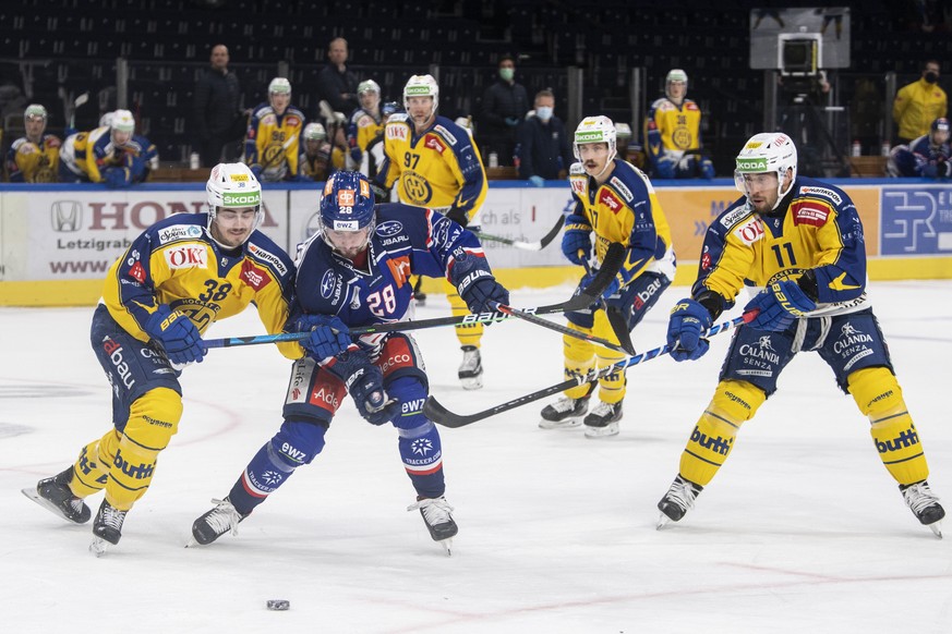 Davos&#039; Oliver Heinen, links, kaempft um den Puck gegen Zuerichs Axel Simic, rechts, im Eishockeyspiel der National League zwischen den ZSC Lions und dem HC Davos am Freitag, 30. Oktober 2020, im  ...