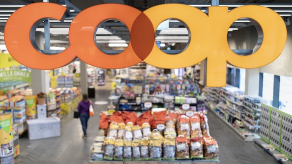 The logo of retailer Coop at the Coop branch in the shopping center Seewen Markt in Seewen, Canton of Schwyz, Switzerland, on May 15, 2018. (KEYSTONE/Gaetan Bally)..Das Coop Logo in der Filiale des De ...