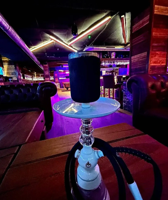 Ein Blick ins Innere der Bar Constellation vor dem Brand. An der Decke ist der schalldämmende Schaumstoff zu sehen.