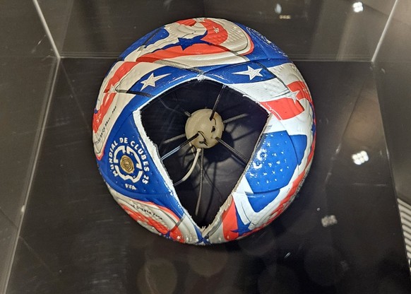 Der Chip im Ball registriert den Moment des «First Impact» und gibt die Information sofort weiter.