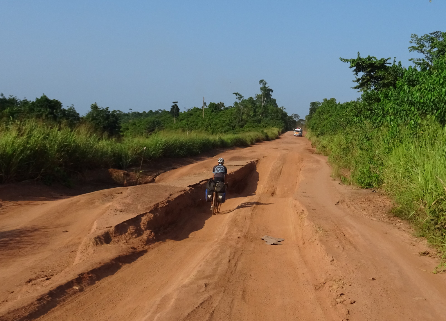 Bild 28
Elfenbeinküste (24.07.2019):
Was mehr nach einer Achterbahn aussieht, ist eine Hauptstrasse im Süden der Elfenbeinküste. Wir waren überglücklich, dass hier die Regenzeit bereits vorbei war. So ...