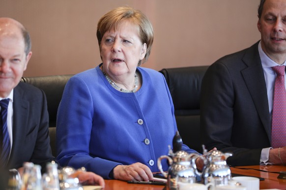 epa08285316 German Chancellor Angela Merkel (C) at the beginning of the weekly meeting of the German Federal cabinet at the Chancellery in Berlin, Germany, 11 March 2020. EPA/OMER MESSINGER