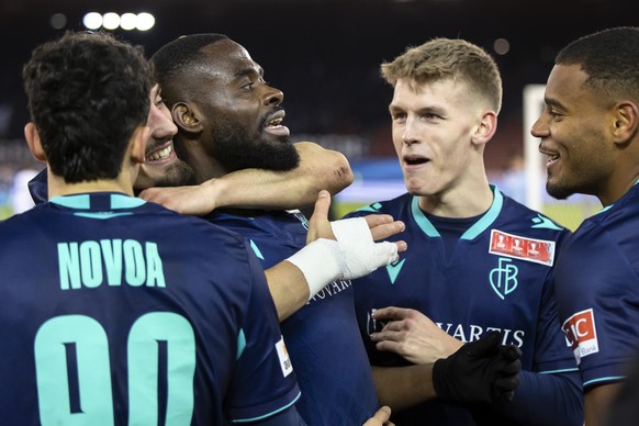 FC Basels Kasim Adams Nuhu, Mitte, jubelt mit Teamkollegen nach seinem Tor zum 2:4 im Schweizer Fussball Cup 1/8 Finalspiel zwischen dem Grasshopper Club Zuerich und dem FC Basel FCB im Letzigrund Sta ...