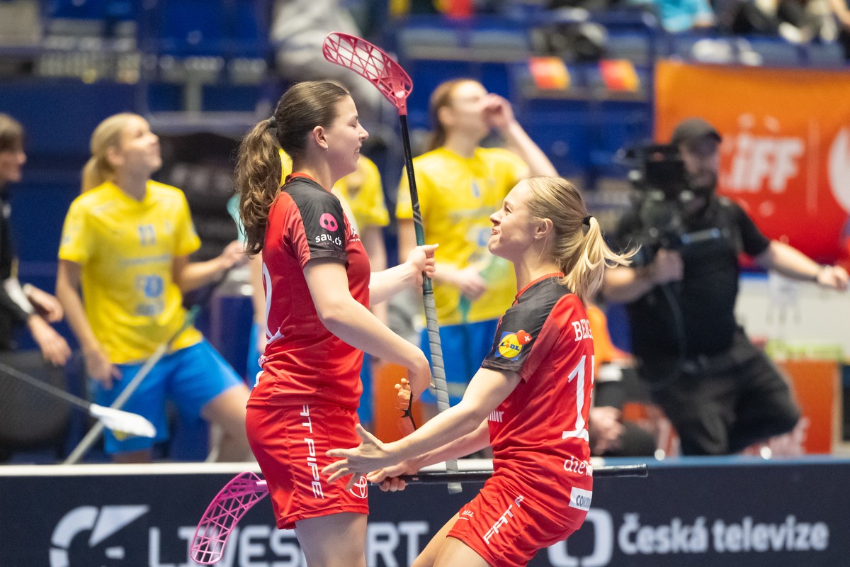 Seraina Fitzi (12, Schweiz) links und Doris Berger (15, Schweiz) rechts bejubeln das erste Tor waehrend dem Halbfinal, Schweden gegen Schweiz, Unihockey Weltmeisterschaft der Damen 2025, 13. Dezember  ...