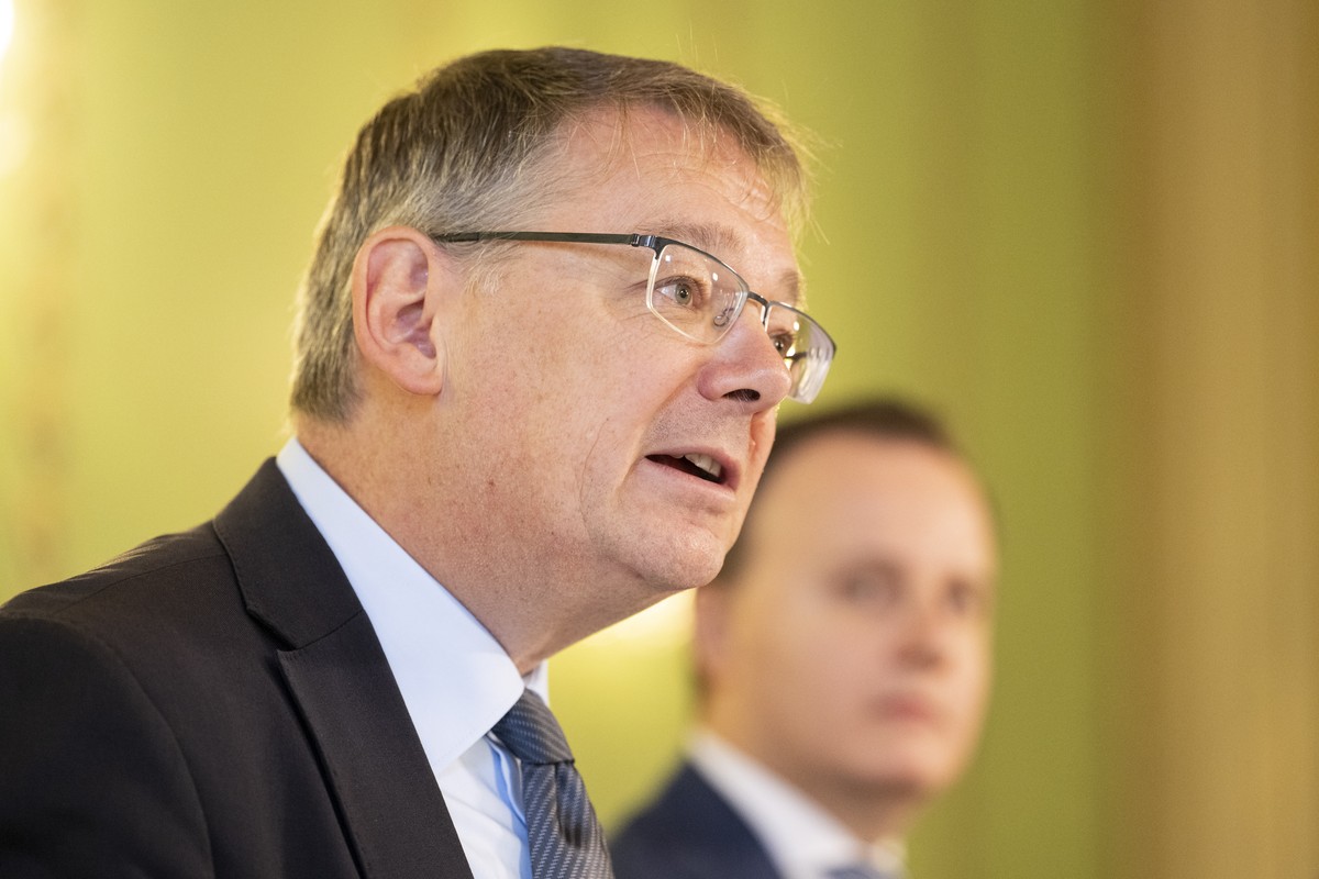 Staatsrat Franz Ruppen, SVP-VS, links, spricht Romano Amacker, Praesident SVP Oberwallis,, rechts, bei der Bekanntgabe der beiden Oberwalliser Kandidaten fuer den Bundesrat, am Freitag, 23. Oktober 20 ...