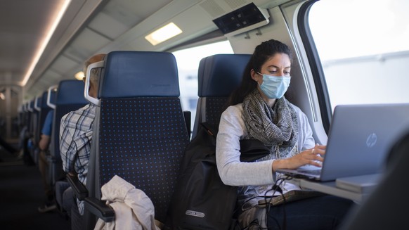 Eine Frau mit Schutzmaske im Zug der SBB zwischen Zuerich und Sargans, aufgenommen am Montag, 29. Juni 2020. Das Tragen von Schutzmasken wird aufgrund des Coronavirus empfohlen, ist aber freiwillig. ( ...