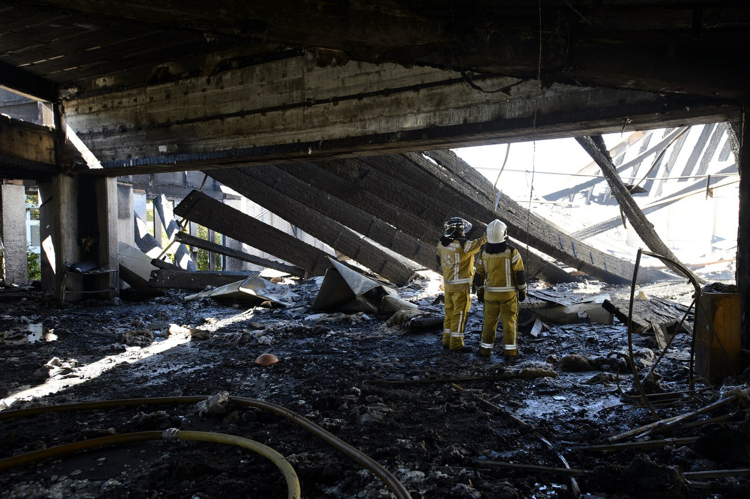 Den Feuerwehrleuten bietet sich nach der Arbeit ein Bild der Zerstörung.&nbsp;