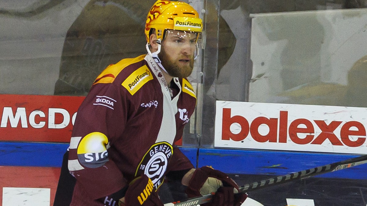 PostFinance Top Scorer Geneve-Servette's forward Tanner Richard, left, and PostFinance Top Scorer Zug's forward Dario Simion, right, in action, during the third leg of the National League Sw ...