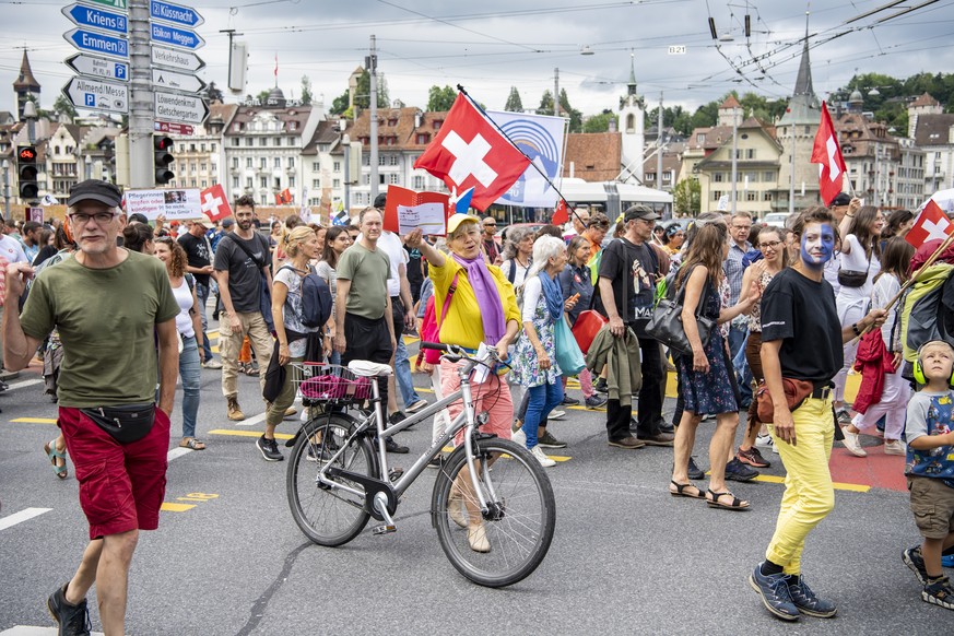 Demonstranten an einer Kundgebung des Aktionsbuendniss der Urkantone gegen die Corona-Massnahmen des Bundes vom Samstag, 31. Juli 2021 in Luzern. Das Aktionsbuendnis kritisiert die Corona-Politik des  ...