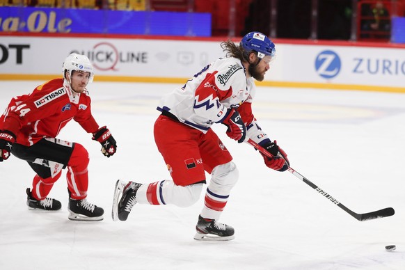 epa09933401 Czech Republic's Michal Jordan (R) and Pius Suter of Switzerland in action during the Beijer Hockey Games (Euro Hockey Tour) ice hockey match between Switzerland and Czech Republic at the ...