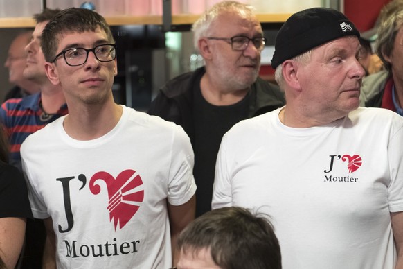 Deux personnes pro-jurassien arborant un t-shirt J&#039;aime Moutier lors d&#039;un debat de l&#039;emission Forum de la radio RTS La Premiere apres avoir pris connaissance du resultat du recours sur  ...