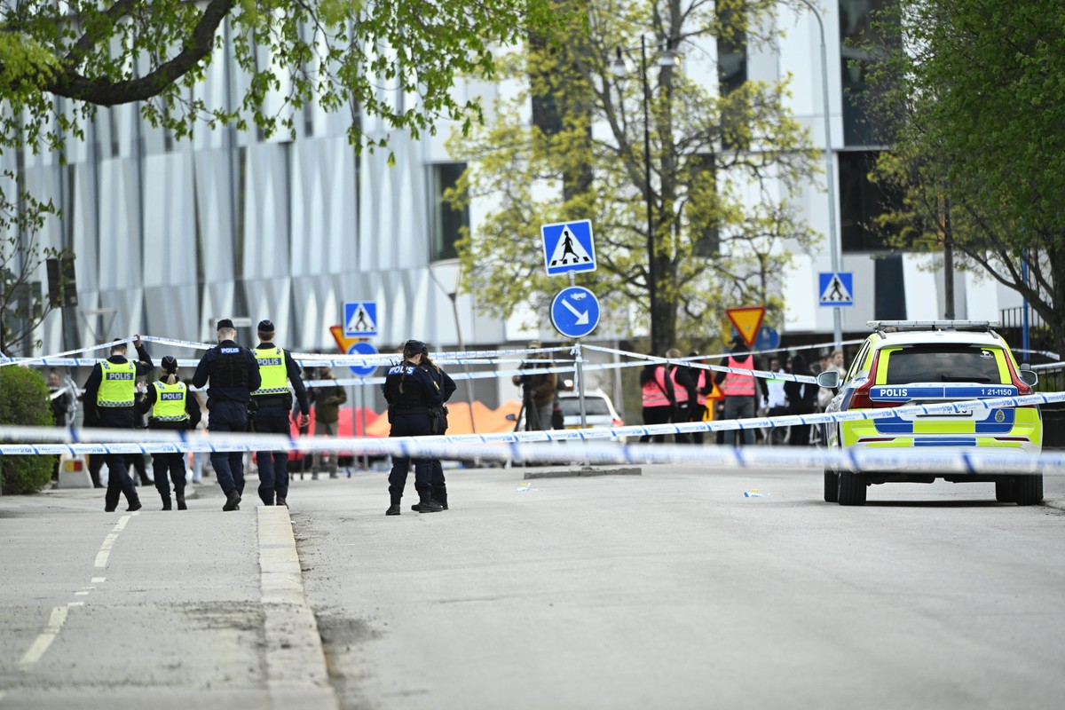 epa12063222 Police at the scene after a shooting at Vaksala Square in Uppsala, Sweden, 29 April 2025. According to police, three people were confirmed dead after a shooting which is being investigated ...