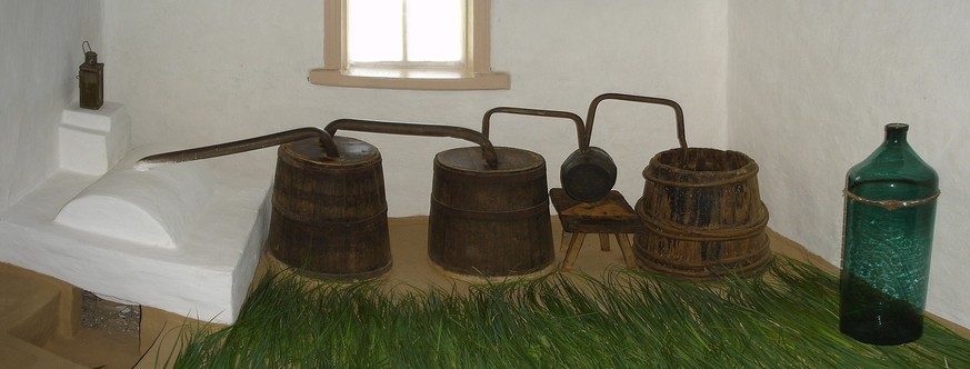 Historisches Wodka Destillationsapparat aus der Ukraine. https://en.wikipedia.org/wiki/Vodka#/media/File:UkrainianVodkaStill.jpg