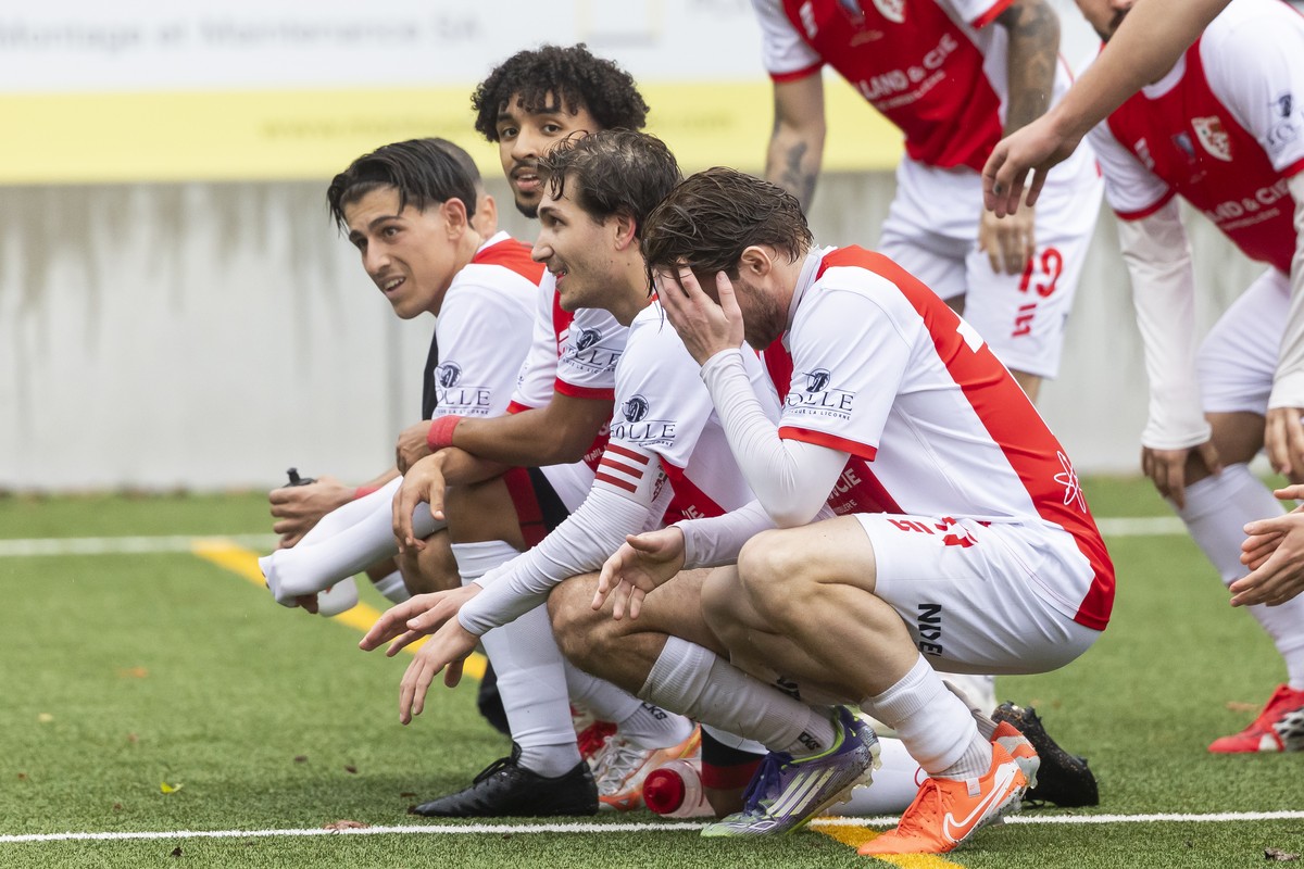 Les joueurs du Pully Football remercient leurs supporters a l'issue de la rencontre de football de 16e de finale de la Coupe de Suisse entre le Pully Football, PF, et le FC Lugano, LUG, ce dimanc ...