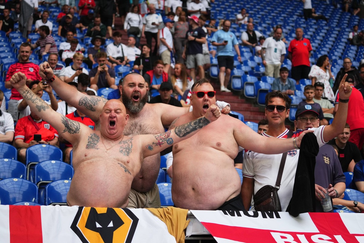 GER: England v Slovakia. UEFA EURO, EM, Europameisterschaft,Fussball 2024 England fans during the UEFA Euro 2024 match between England and Slovakia, Round of 16, played at Veltins-Arena stadium on Jun ...