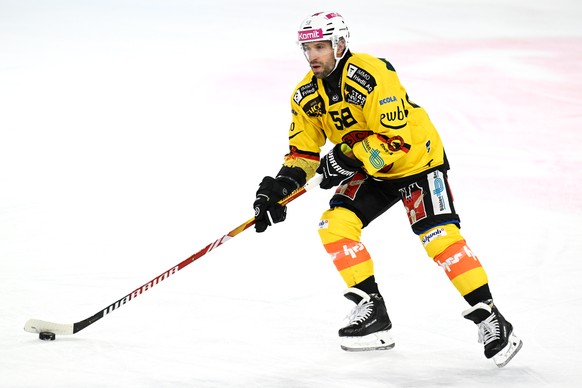 Berns Romain Loeffel, beim Eishockey-Qualifikationsspiel der National League, zwischen den SCL Tigers und dem SC Bern, am Samstag, 15. November 2025, in der Emmental Versicherung Arena in Langnau.(KEY ...