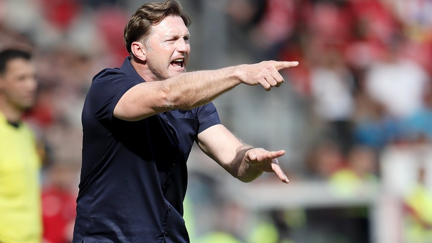 epa06701042 Leipzig&#039;s head coach Ralph Hasenhuettl reacts during the German Bundesliga soccer match between FSV Mainz 05 and RB Leipzig in Mainz, Germany, 29 April 2018. EPA/RONALD WITTEK (EMBARG ...