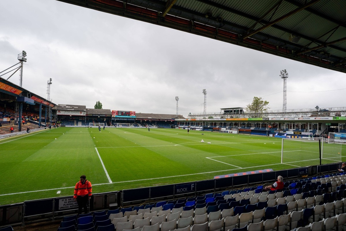 Das Kenilworth Road Stadium hat mit einem modernen Fussball-Tempel rein gar nichts gemeinsam.