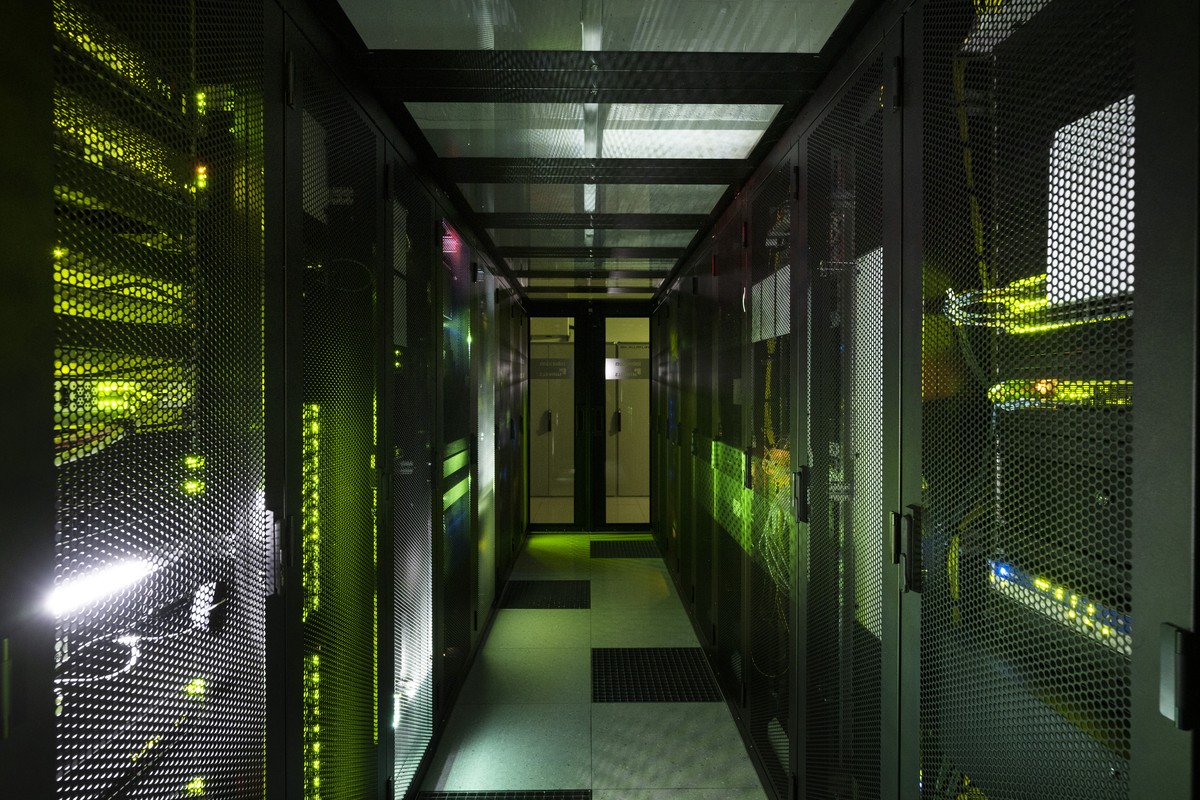 AVIS --- ZUM RECHENZENTERDIENSTLEISTER "DIGITAL REALTY" STELLEN WIR IHNEN FOLGENDES BILD ZUR VERFUEGUNG. WEITERE BILDER FINDEN SIE AUF visual.keystone-sda.ch --- Server-Racks mit Gittertuer  ...