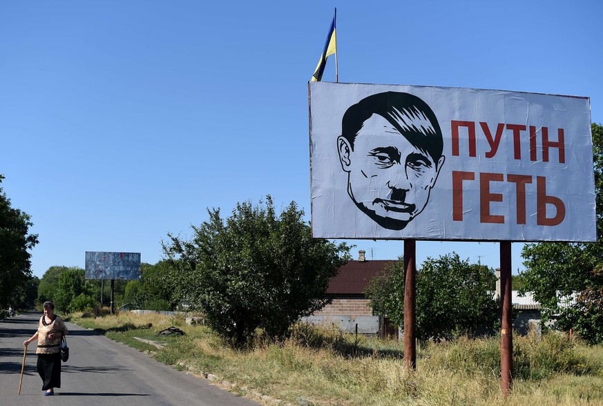 Putin als Hitler: Ein Plakat in Volnovakha in der Nähe von Donezk zeigt, was viele Ukrainer denken.&nbsp;