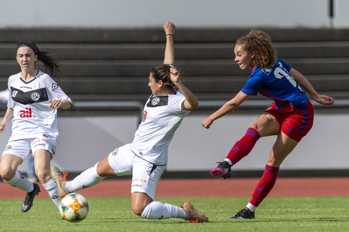 Basels Alayah Pilgrim, rechts, erzielt das 1:0 gegen Luganos Joanna Alexa Verissimo Seca, Mitte, im Fussball Meisterschaftsspiel der Women's Super League zwischen dem FC Basel 1893 und dem FC Lug ...