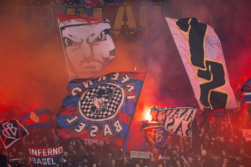 Die Basler Fans jubeln im Fussball Meisterschaftsspiel der Championship Group der Swiss Super League zwischen dem FC Basel 1893 und dem Servette FC im Stadion St. Jakob-Park in Basel, am Sonntag, 4. M ...